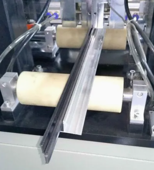 Dual-Motor Aluminium Profil Thermal Break Inserting Machine
