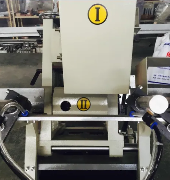 ertical Pneumatic PVC Water Slot Milling Machine kanggo Profil Window UPVC