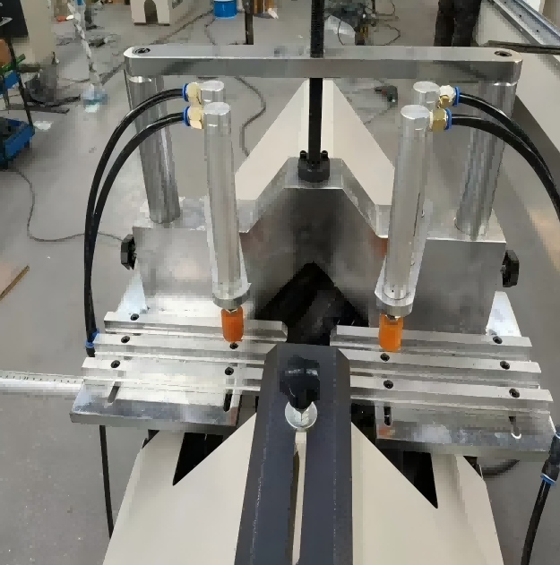 Tugas Berat Presisi Tinggi Kepala Ganda UPVC Window Glazing Bead Miter Cutting Saw Machine untuk Pintu & Jendela PVC