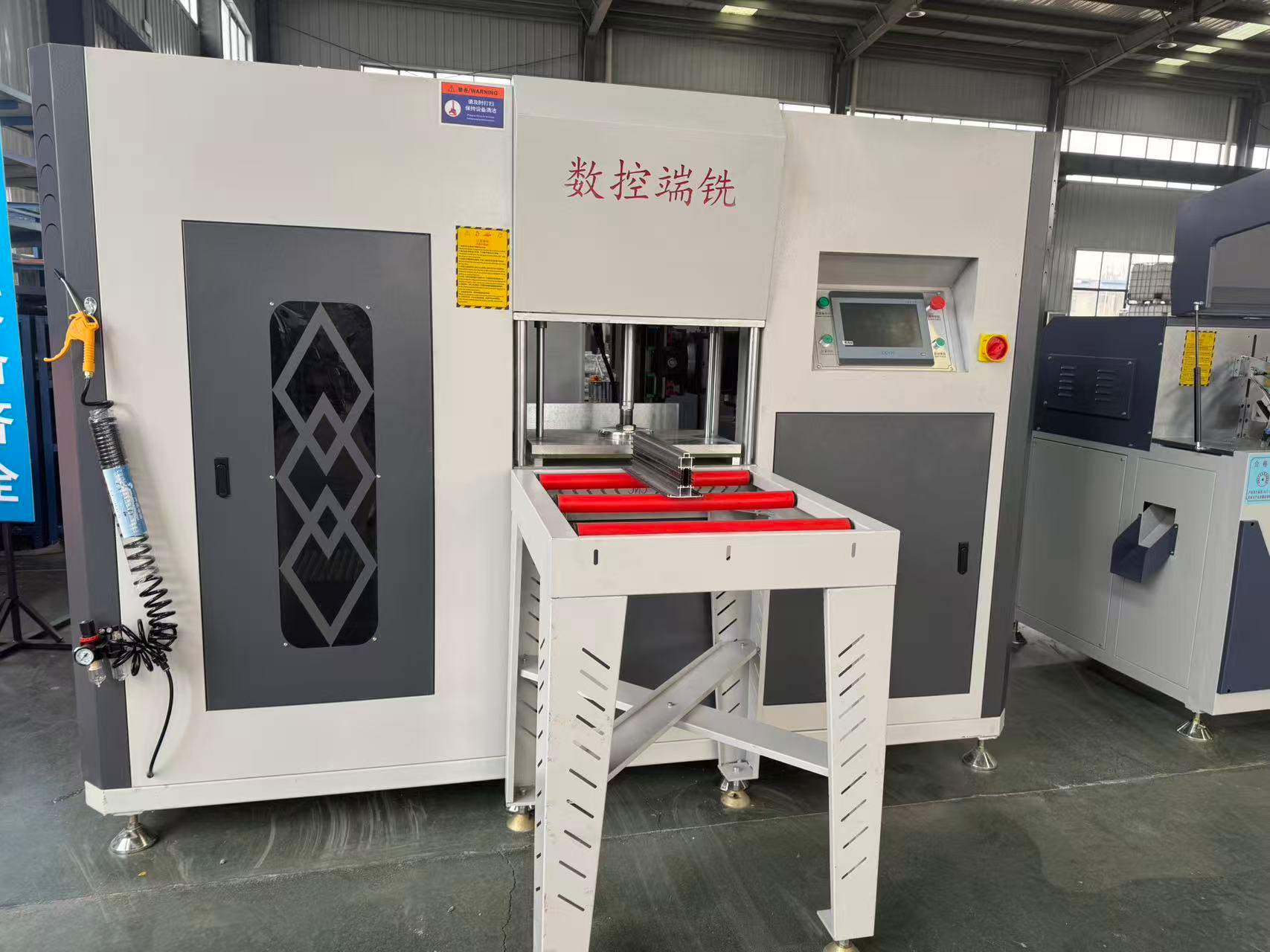 Dhuwur-Precision 3 + 2 Axis CNC End Miller kanggo Aluminium Mullions Special-Shaped