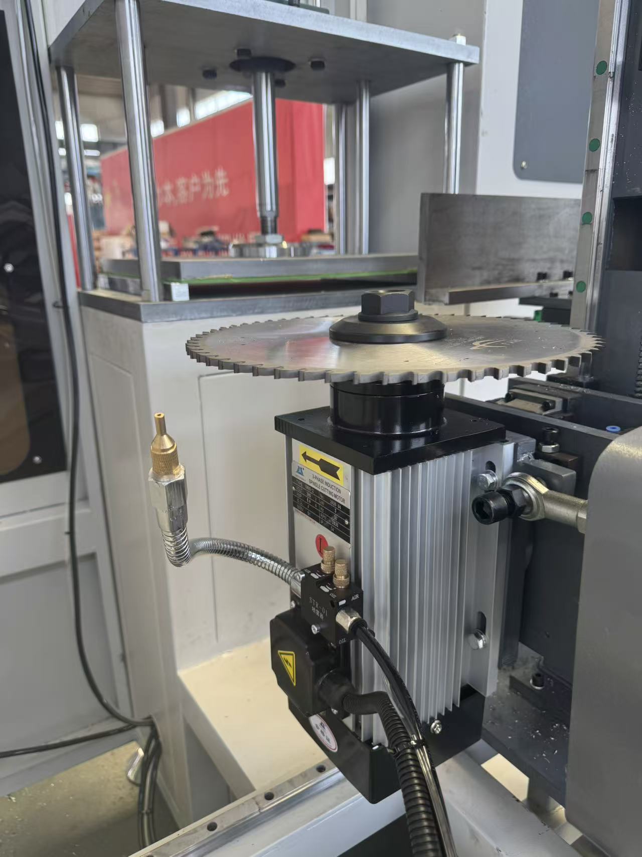 Multi-Angle 3 + 2 Axis CNC End Miller kanggo Profil Mullion Aluminium ora duwe aturan baku