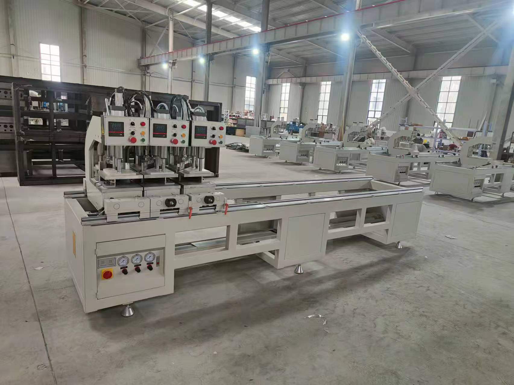 Telung Kepala UPVC Mesin Welding Seamless kanggo PVC Window lan Door