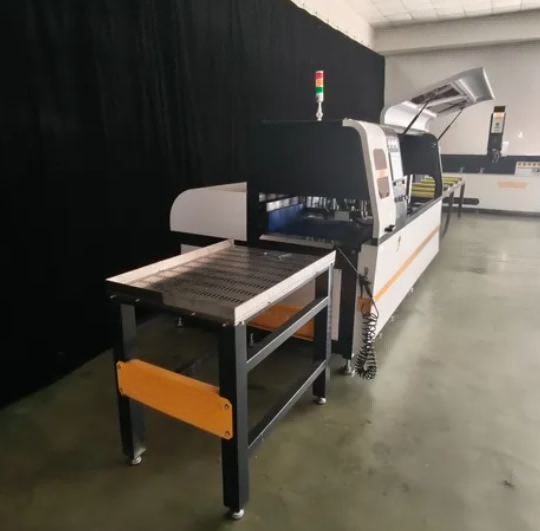 Ultra-Precise CNC Circular Saw kanggo Profil Aluminium Industrial
